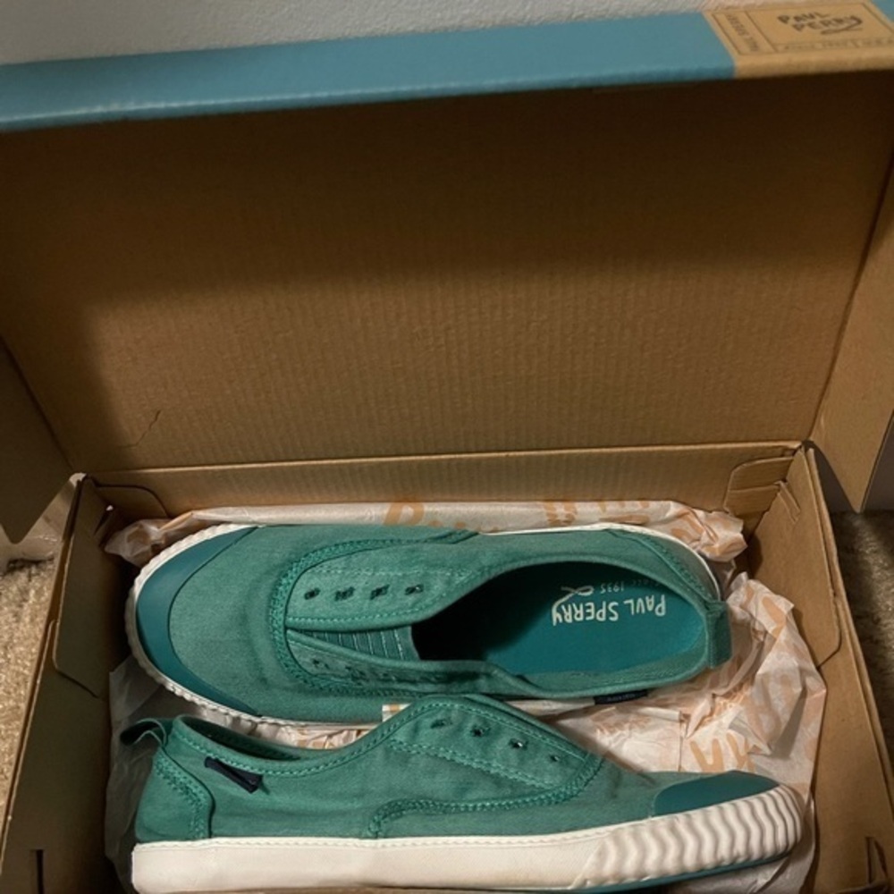 NEW SPERRY SNEAKER